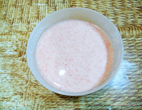 Желатин растопить. Вмешать 1/3 крабовой массы в растопленный желатин и тщательно перемешать венчиком. 