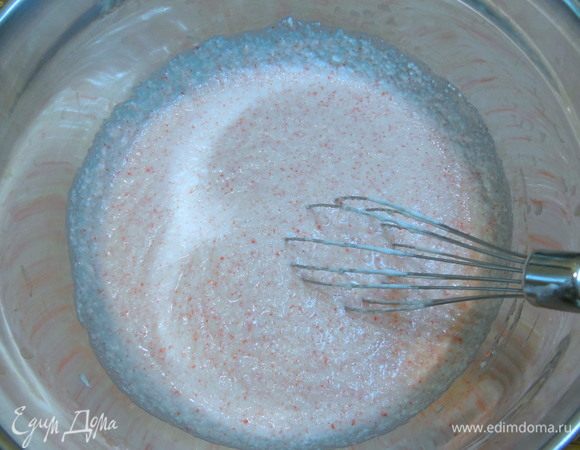 Влить крабовую смесь с желатином в миску с остальной крабовой массой. Тщательно размешать венчиком.