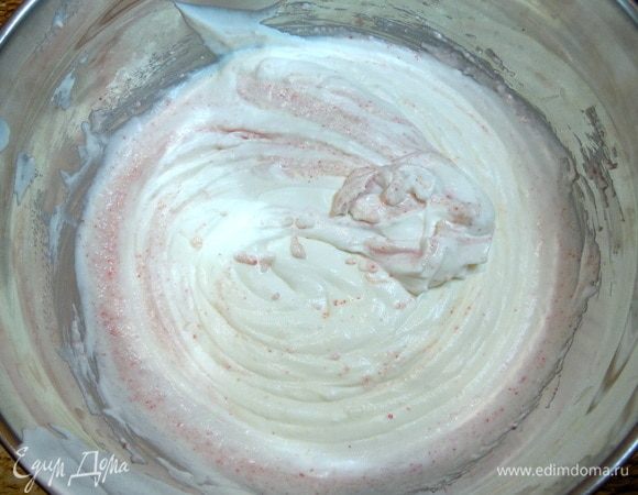 ½ взбитых сливок быстро, но аккуратно вмешать лопаткой (складывающими движениями) в крабовую массу. 