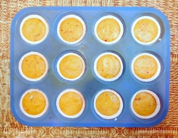 Силиконовые формы заполнить муссом на ¼. Сверху положить диски конфи и слегка «утопить» их, чтобы мусс выступил по краям. 
