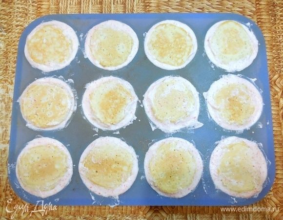 Сверху выложить еще немного мусса. На мусс положить панкейк и также слегка утопить его так, чтобы он лишь немного выступал над муссом. Выровнять мусс по краям. Убрать пирожные в морозилку на ночь. 
Из указанного количества ингредиентов у меня получилось 15 пирожных d=7см, h=4 см.