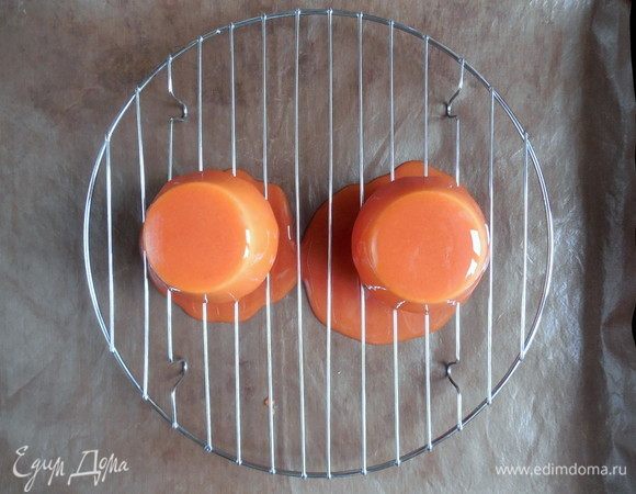 Полить пирожные глазурью, водя кувшином по кругу, чтобы глазурь равномерно распределилась. 