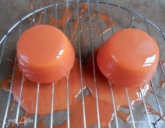 Подождать 1-2 минуты и полить вторым слоем глазури (один слой слишком тонкий и поэтому тускнеет и разрушается).