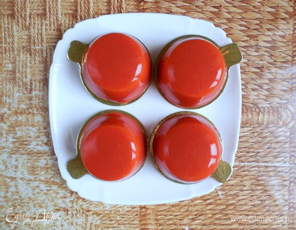 При помощи тонкой спатулы или большой вилки снять пирожные с решетки и переложить на подложки. Убрать в холодильник для оттаивания (на 1-1,5 часа).