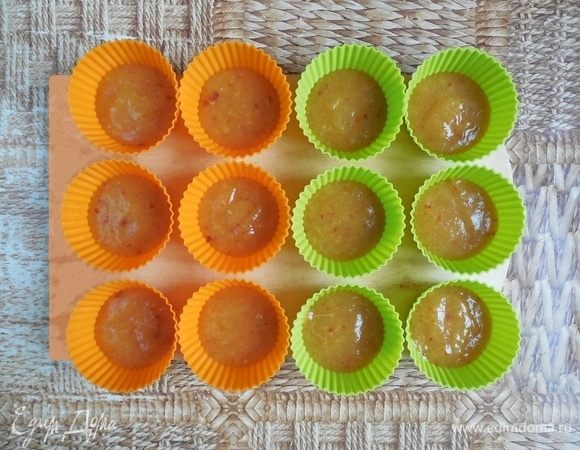 Для пирожных такого размера, как на фото, конфи должно быть примерно 0,5 см толщиной. Чтобы получить конфи такой толщины, нужно разлить по 15 мл персикового пюре в каждую формочку d=4,5 см. Убрать конфи в морозилку до полного замерзания (минимум 1 час).