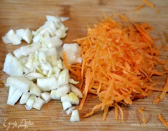 Лук почистить и порезать, морковь почистить и натереть.