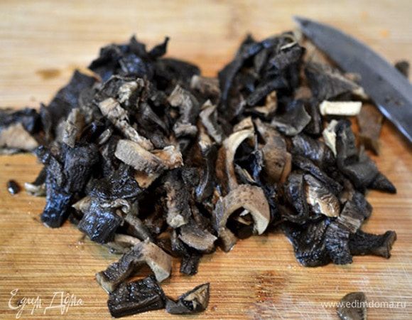 Грибы замочить в кипятке, поставить в микроволновку на 2 минуты. Остудить и мелко нарезать.