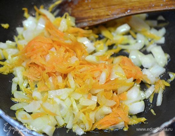 Лук и морковь обжарить до золотистого цвета.