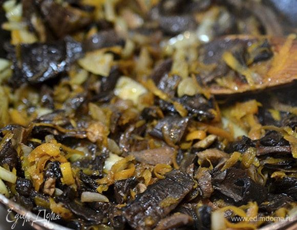 Добавить грибы и обжарить все вместе.