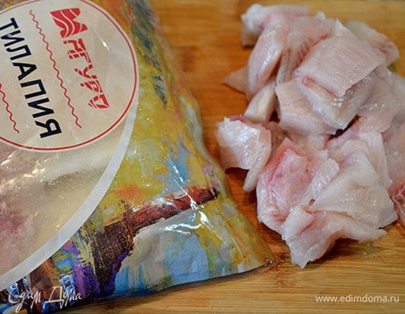 Рыбу разморозить и произвольно нарезать. В рыбных блюдах я всегда пользуюсь продукцией ТМ Магуро. Рыба у этой торговой марки заморожена по всем правилам и обладает высокими вкусовыми качествами.