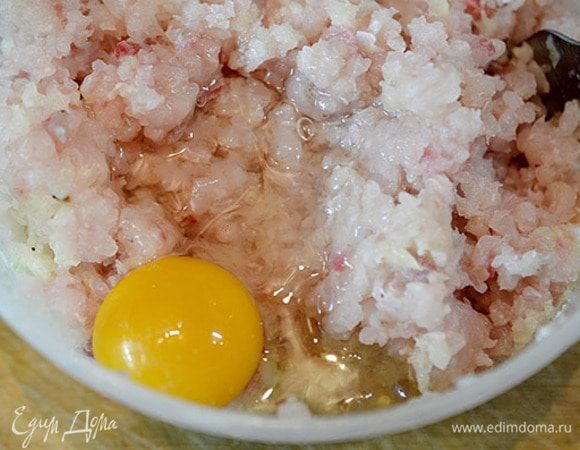 Добавить хлеб, замоченный в молоке, и яйцо. Посолить и все перемешать.