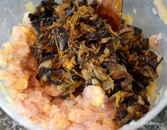 Добавить жареные овощи с грибами.