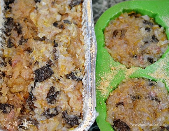 Выложить фарш.