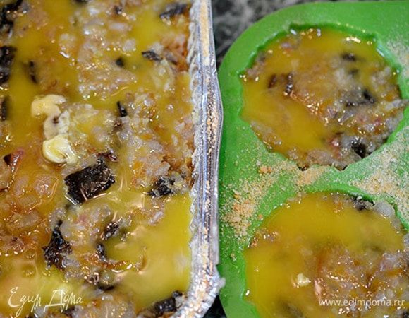 Полить растопленным сливочным маслом.