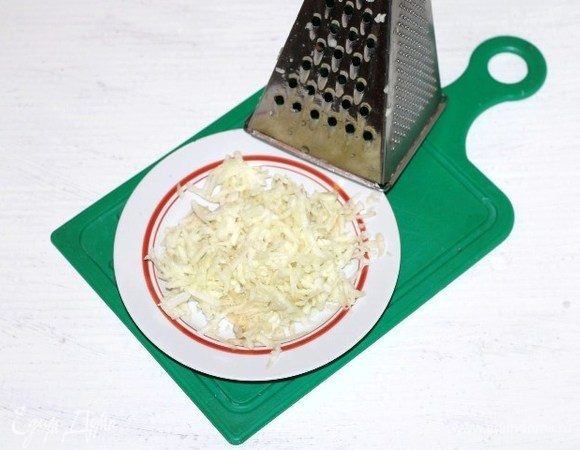 И очищенное от шкурки и семян кислое яблоко натираем на крупной терке.
