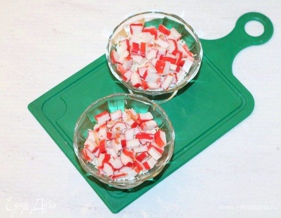 Выкладываем слоями подготовленные продукты.
    1 слой — яблоко,
    2 слой — яйцо (1/2 часть),
    3 слой — крабовые палочки.