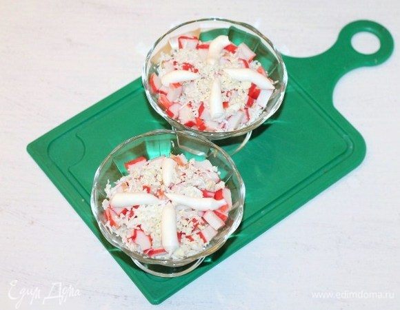 4 слой — яйцо (1/2 часть) + майонез (домашний).
