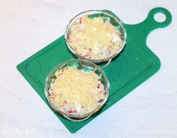 Посыпаем сверху сыром — закрываем майонез и добавляем маленькую щепотку красного сладкого перца. Любители острого блюда могут добавить щепотку острого красного перца.
