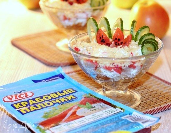 Украшаем салат огурчиком и помидоркой черри. Салат я не солила, соль по желанию.
