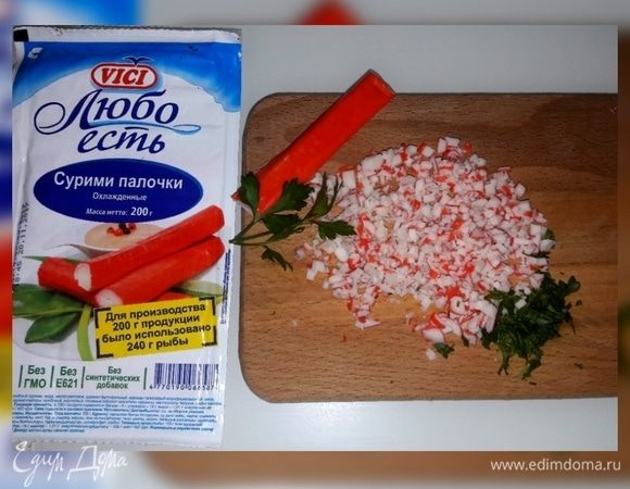 Мелко нарезать крабовые палочки Vici и немного зелени. 