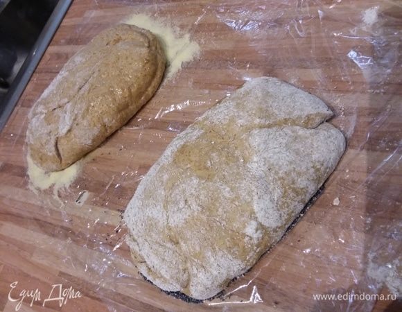 И поочередно одной стороной окунуть в мак или манку.           