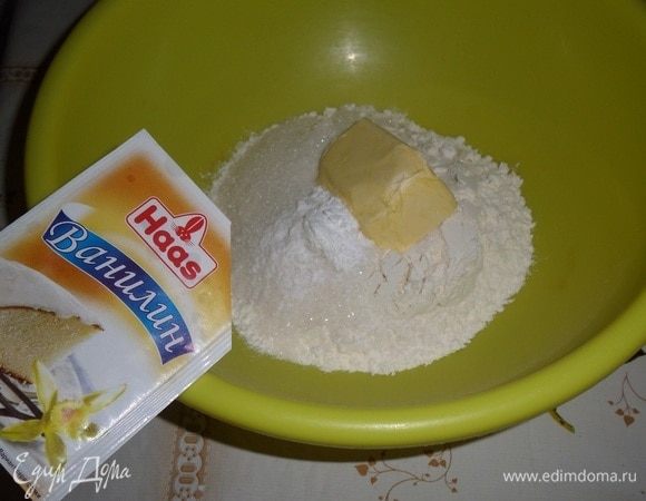В чашку просеиваем муку и разрыхлитель теста. Добавляем соль, 2 ст. л. сахара, сливочное масло и ванилин ТМ Haas.