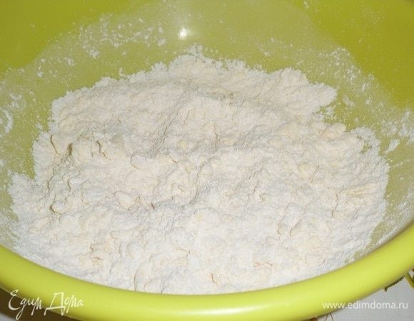 Перетираем ингредиенты до состояния крошки.