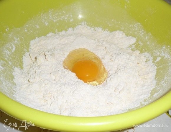 Добавляем яйцо.