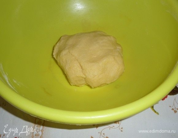 Замешиваем тесто. Заворачиваем тесто в пищевую пленку и убираем на 10 минут в морозильную камеру.