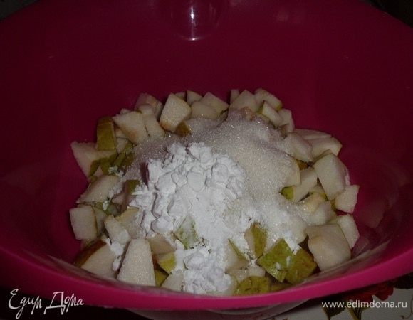 Нарезанные груши выкладываем в чашку. Добавляем оставшийся сахар и крахмал. 