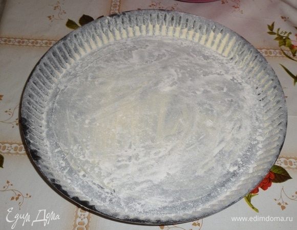 Форму для выпечки смазываем сливочным маслом и присыпаем мукой. 