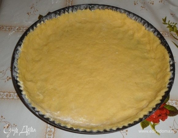 Тесто вынимаем из морозильной камеры. Раскатываем в виде лепешки и переносим в подготовленную форму. Формируем бортики. У меня форма диаметром 26 см.