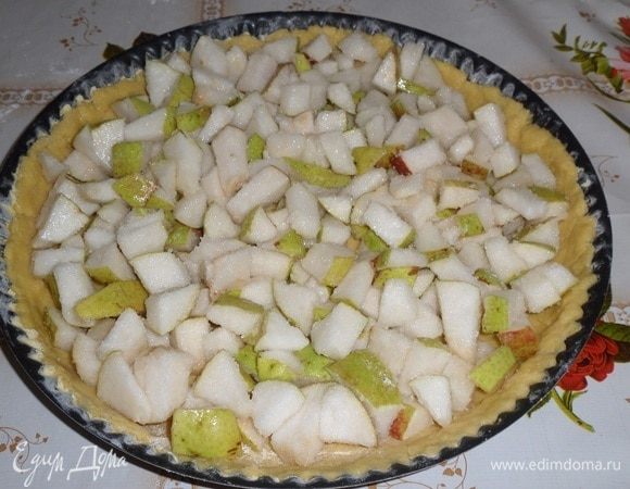 В форму с тестом выкладываем нарезанные груши. Равномерно распределяем.