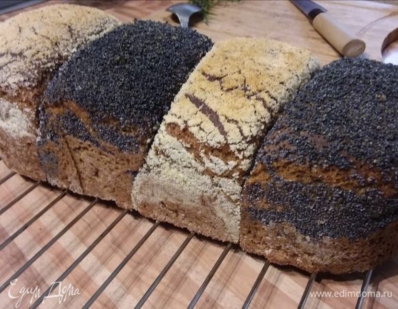 Выпекать в заранее разогретой до 220°С духовке около 45 минут. Проверить на сухую палочку. Охладить на решетке. 