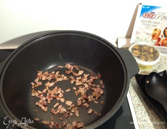 Обжарить на сухой сковороде или в казане бекон до золотистого цвета.