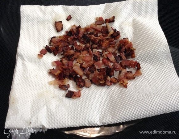 После обжарки убрать бекон на салфетку бумажную для стекания лишнего жира.