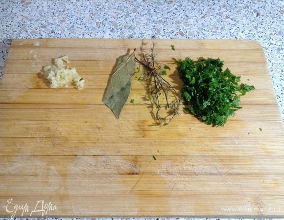 Нашинковать петрушку. Порубить мелким кубиком чеснок. 