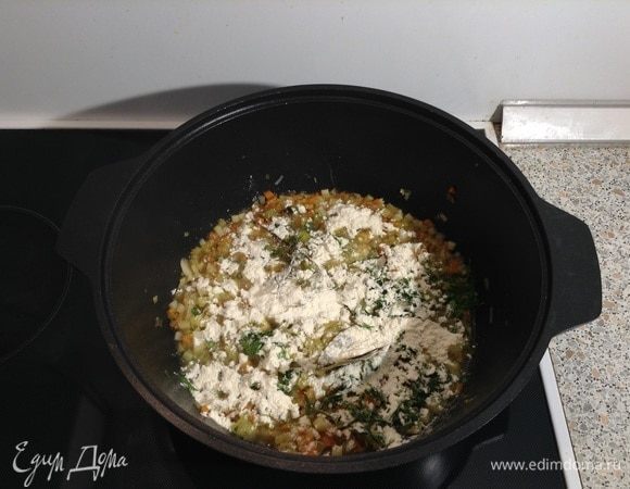 После того как овощи обжарятся и станут мягкими, добавить к ним нарезанный чеснок, тимьян, лавровый лист и петрушку. После чего добавляем пару столовых ложек муки и все активно перемешиваем. После чего следим, чтобы содержимое казана не пригорело.