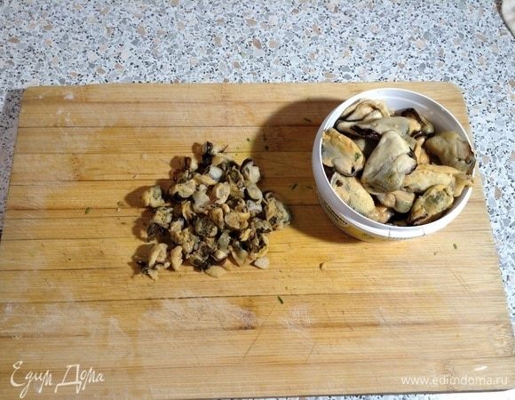 Часть мидий нашинковать, остальные оставить целиком.