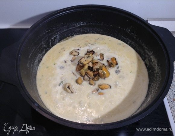 В казан с нашими овощами добавляем сливки и мидии. Солим по вкусу. Все хорошо перемешиваем и доводим до кипения, убавляем огонь на минимальный и варим 5 минут. После чего выключаем огонь, добавляем наш обжаренный бекон и накрываем крышкой. Даем настояться минут 10.