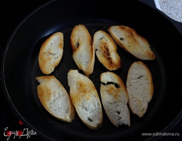 Пока настаивается чаудер, нарезаем багет и немного поджариваем его на сухой сковороде.