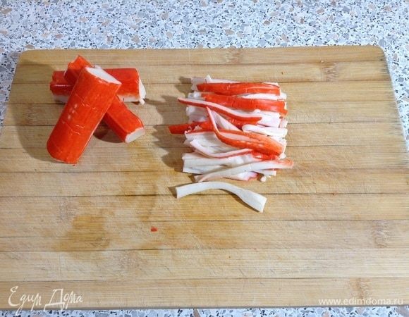 Нарезаем крабовые палочки Vici кубиками или полосками. Часть добавляем в суп, а другую часть оставляем для подачи.