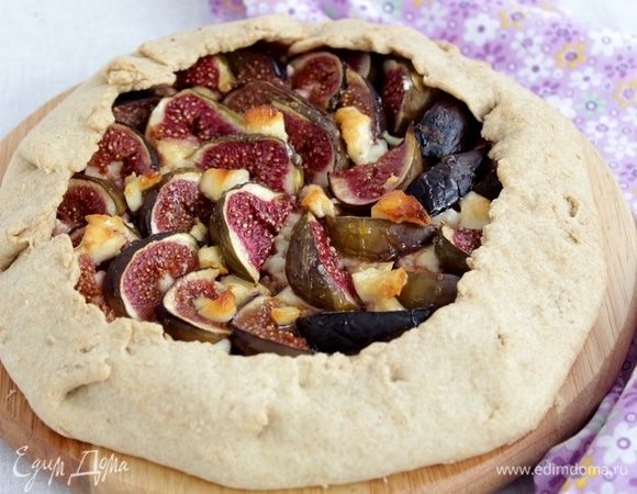 Выпекать в предварительно нагретой духовке 30-40 минут при 180°С. Вынимаем из печи, поливаем медом, посыпаем сахарной пудрой.