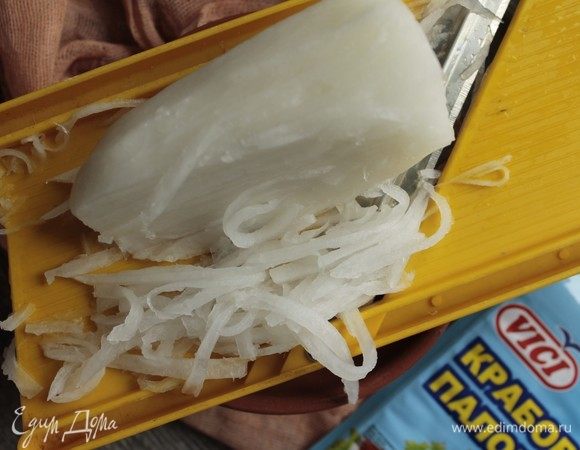 Очистить редьку. Натереть на терке для корейской моркови. Для этого салата понадобится редька Дайкон. Ее понадобится 1/3 часть.