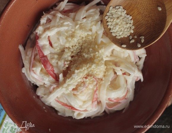 Добавляем семена кунжута, чайную ложку.