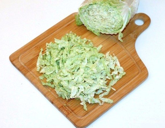 Капусту нарезать тонкими полосками.
