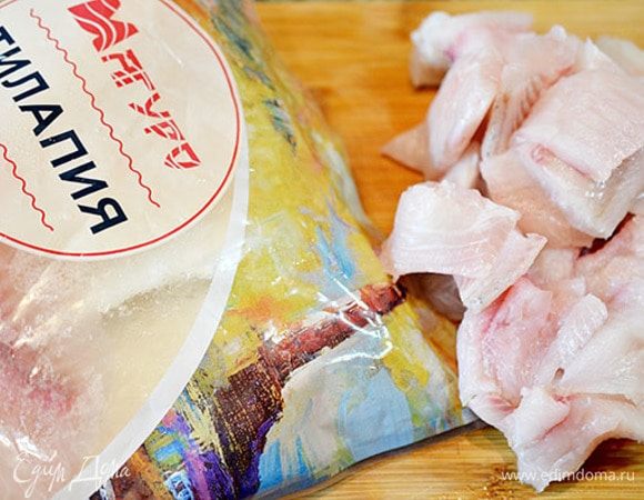 Рыбу нарезать на небольшие куски. Для приготовления рыбных блюд я всегда пользуюсь продукцией ТМ «Магуро». Рыба ТМ «Магуро» заморожена методом шоковой заморозки, практически не содержит льда и обладает высокими вкусовыми качествами.