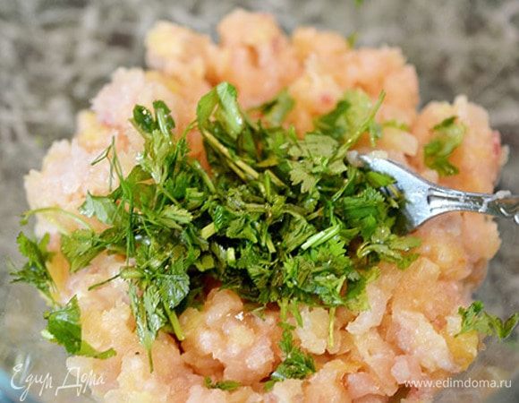 Добавить нарезанную зелень.