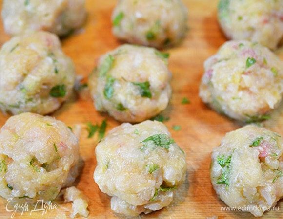 Смачивая руки в теплой воде, слепите из фарша колобки.