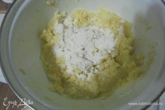 С отварного картофеля слить воду, добавить сливочное масло, яйцо, муку и перемешать до однородного состояния.
